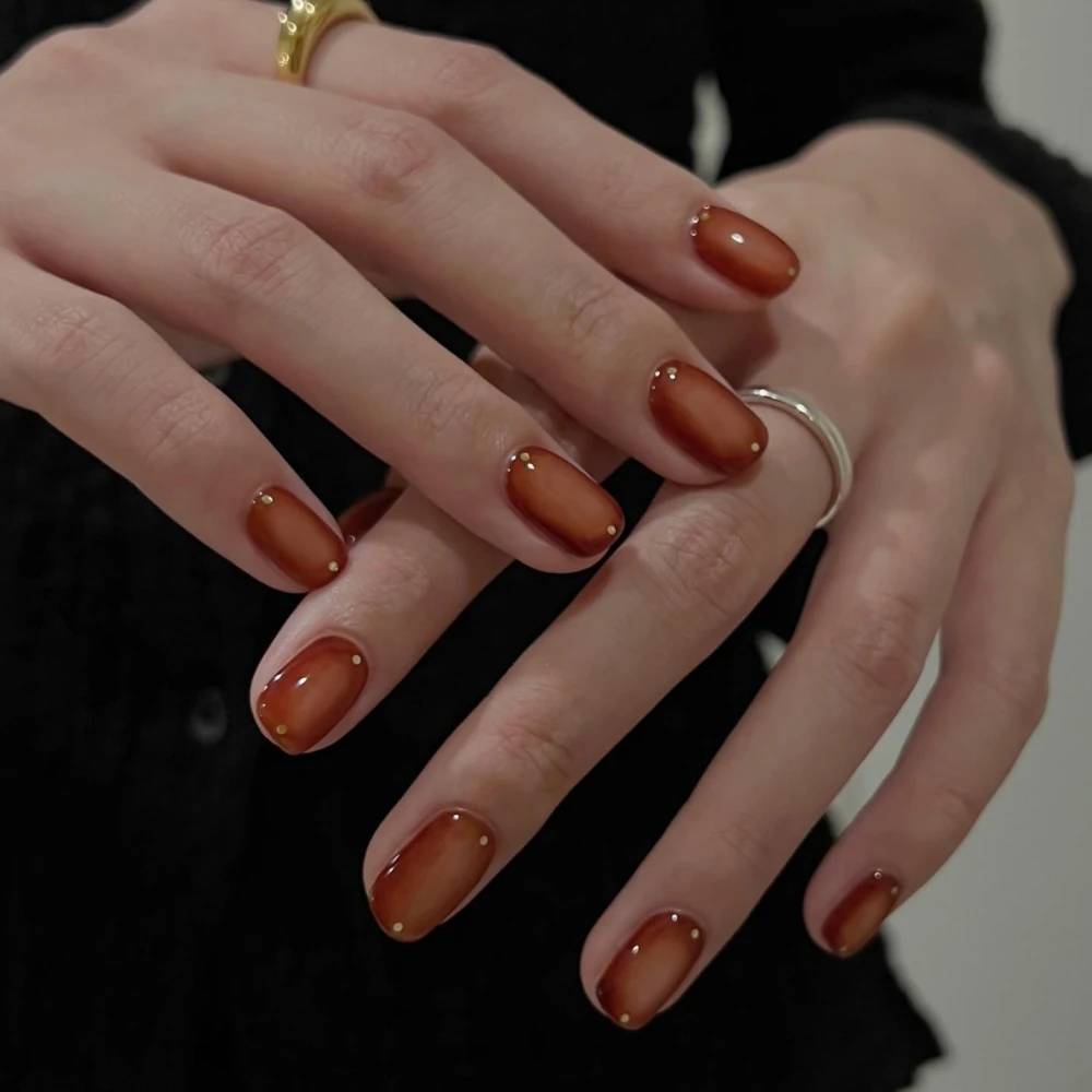 Aura nails, трендовий манікюр 