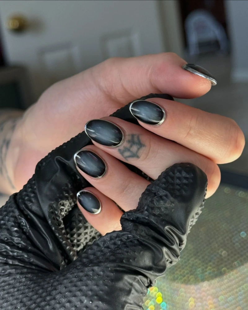 Aura nails, чорний манікюр 