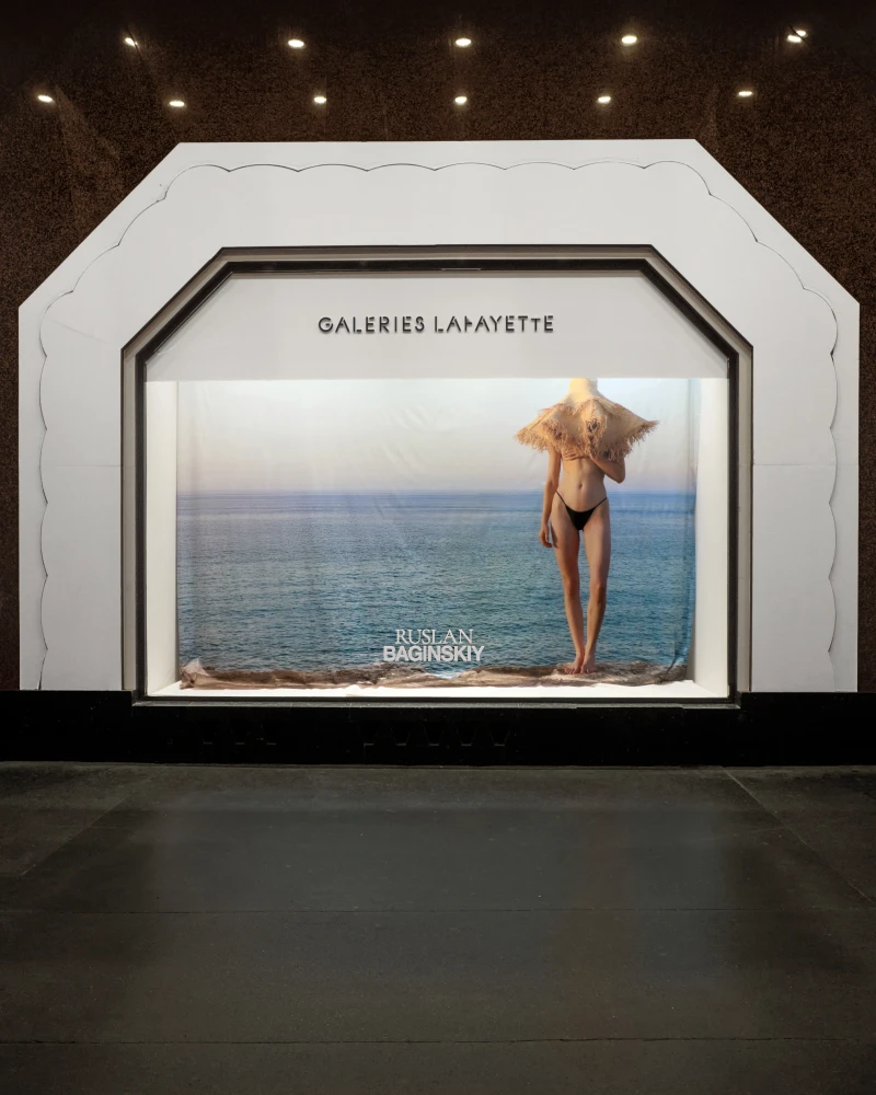 Вітрини Ruslan Baginskiy у Galeries Lafayette в Парижі