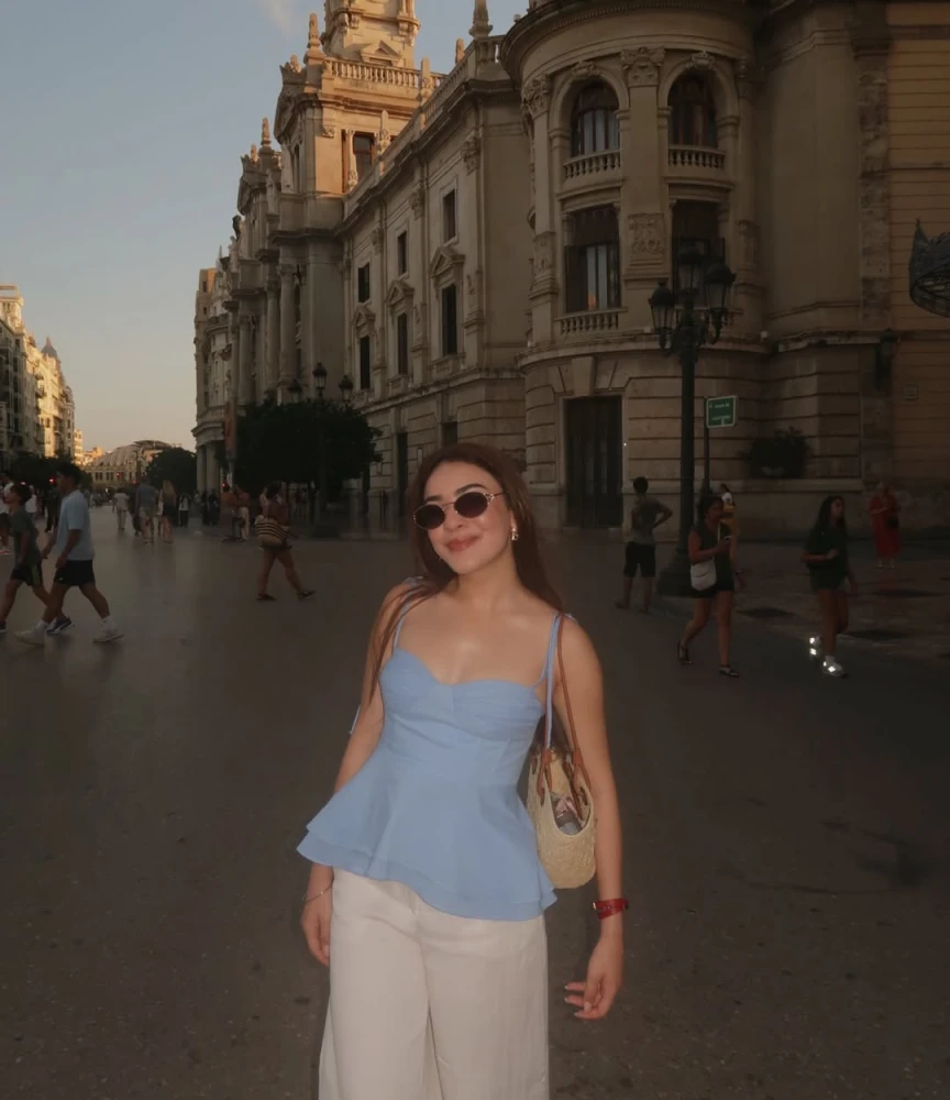 Мінімалістичний топ з баскою