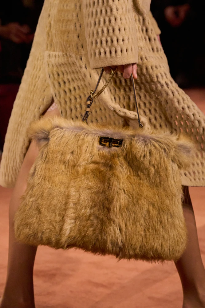 Fendi сумка з хутра