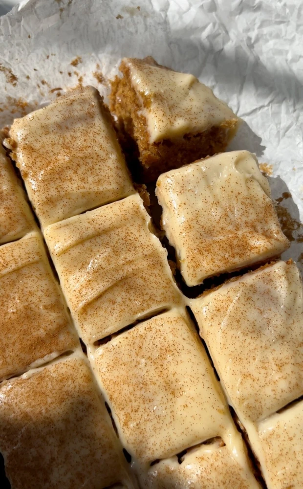 Рецепт яблучних блонді з корицею та кленово-сирним кремом, які підкорили TikTok