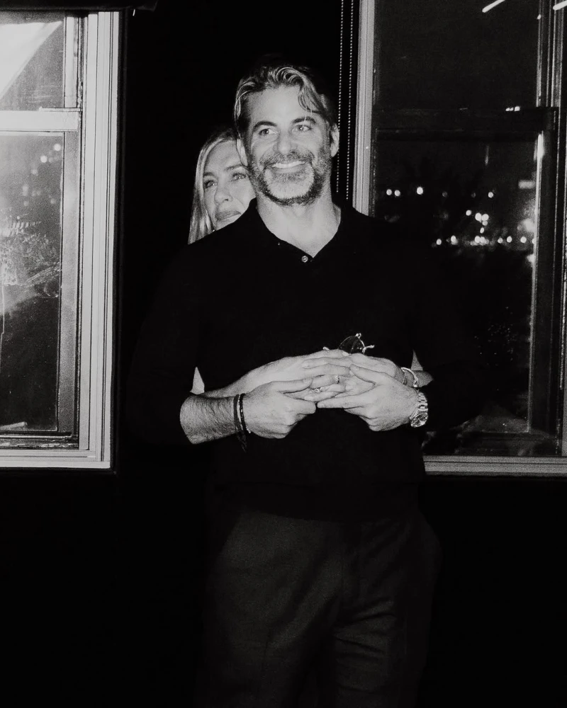 Дженніфер Еністон опублікувала спільне фото з новим бойфрендом