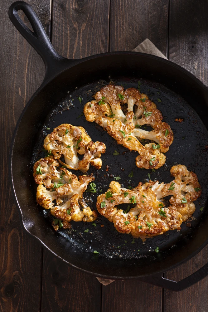 «Стейки» з цвітної капусти з соусом