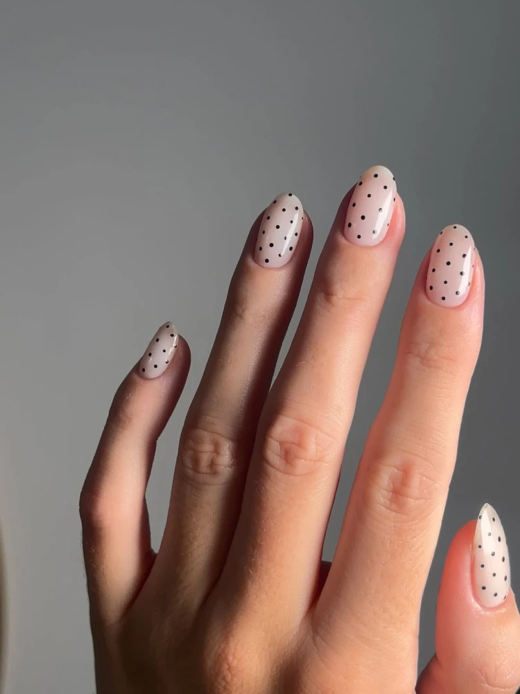 Манікюр з гороховим принтом 