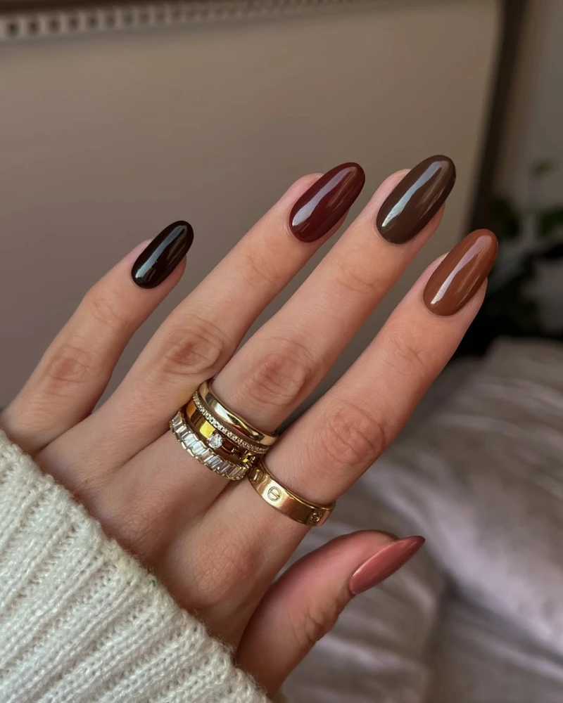 Коричневий манікюр