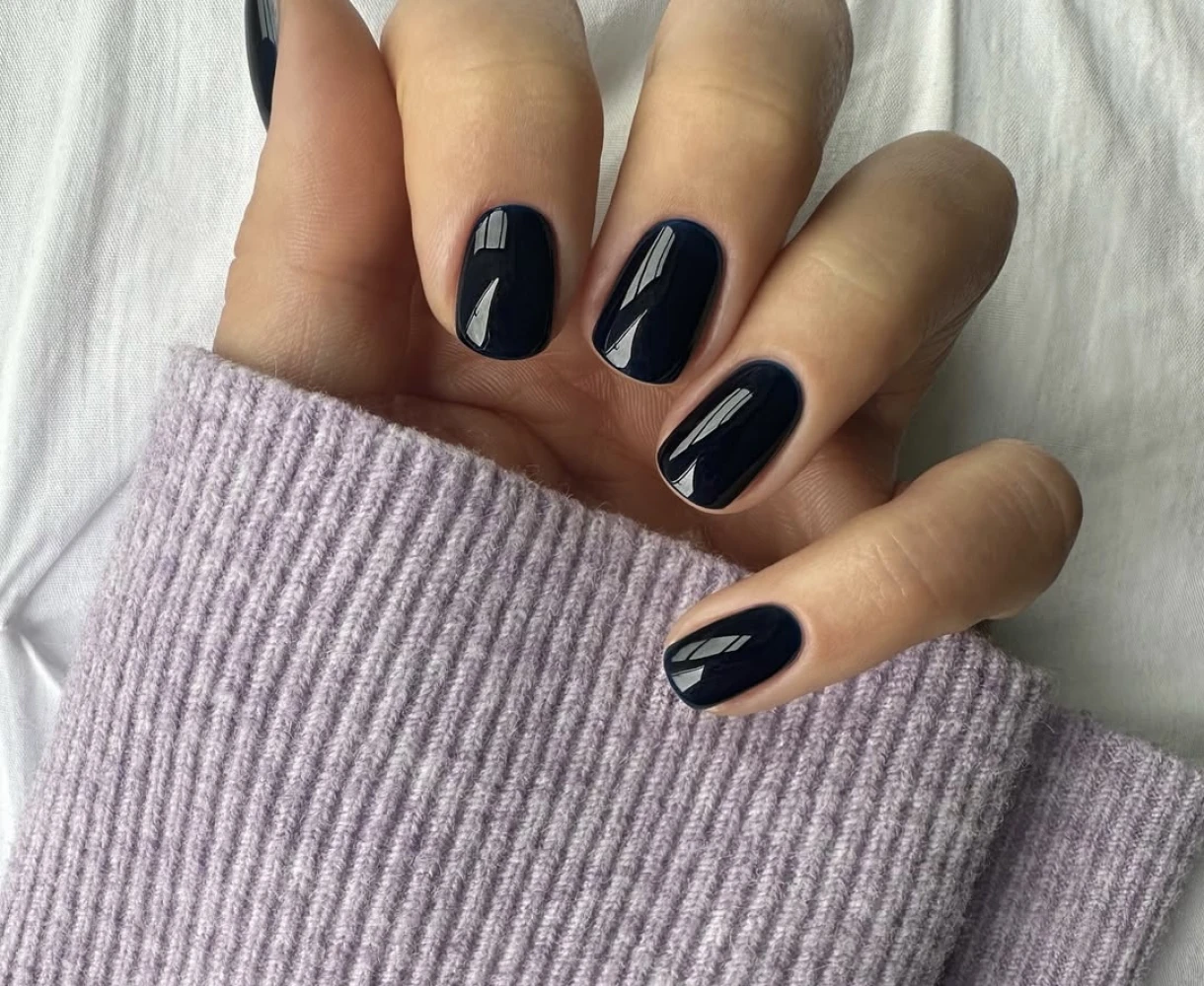 Темно-синій манікюр 