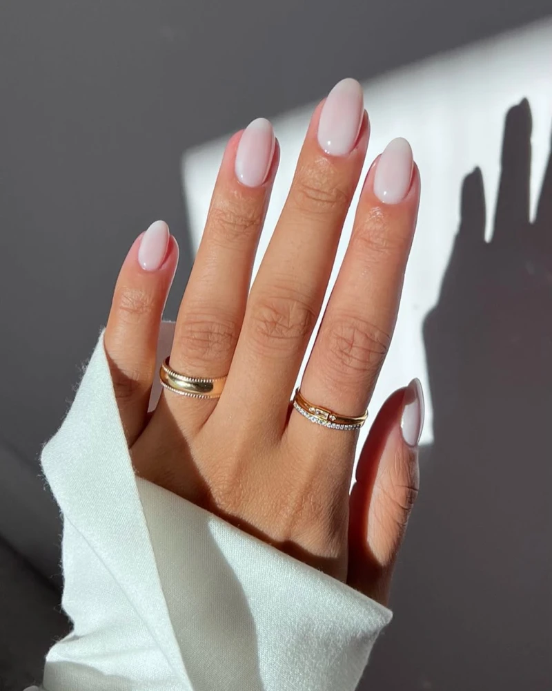 Milky nails 