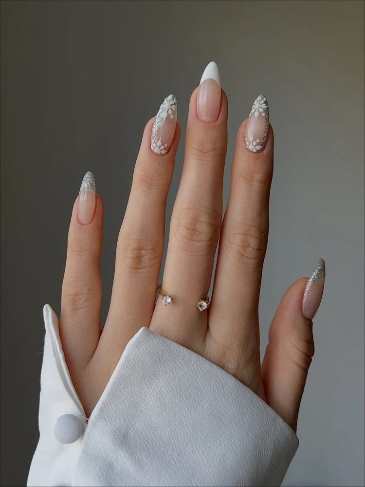 Манікюр зі сніжинками 