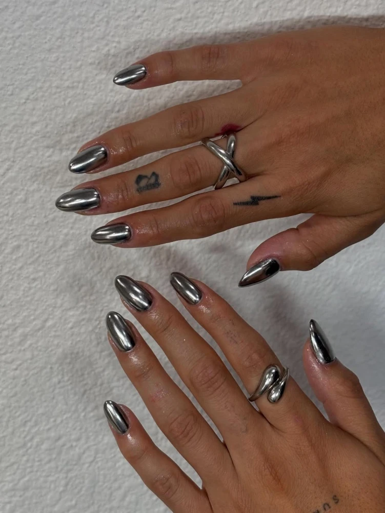 Срібний манікюр 