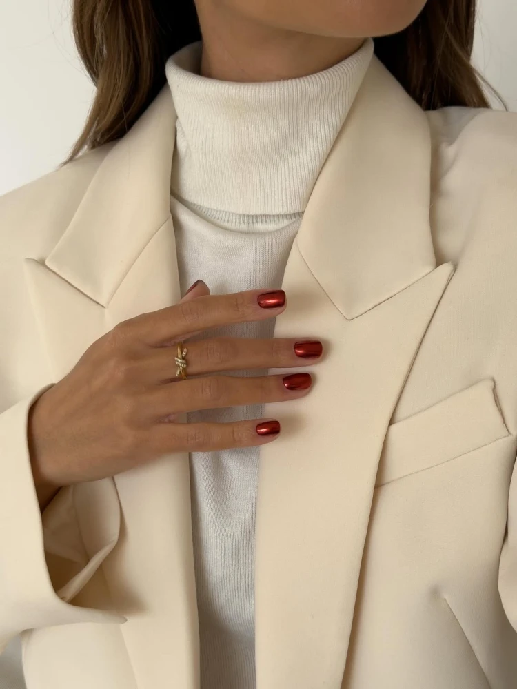Трендовий червоний манікюр 