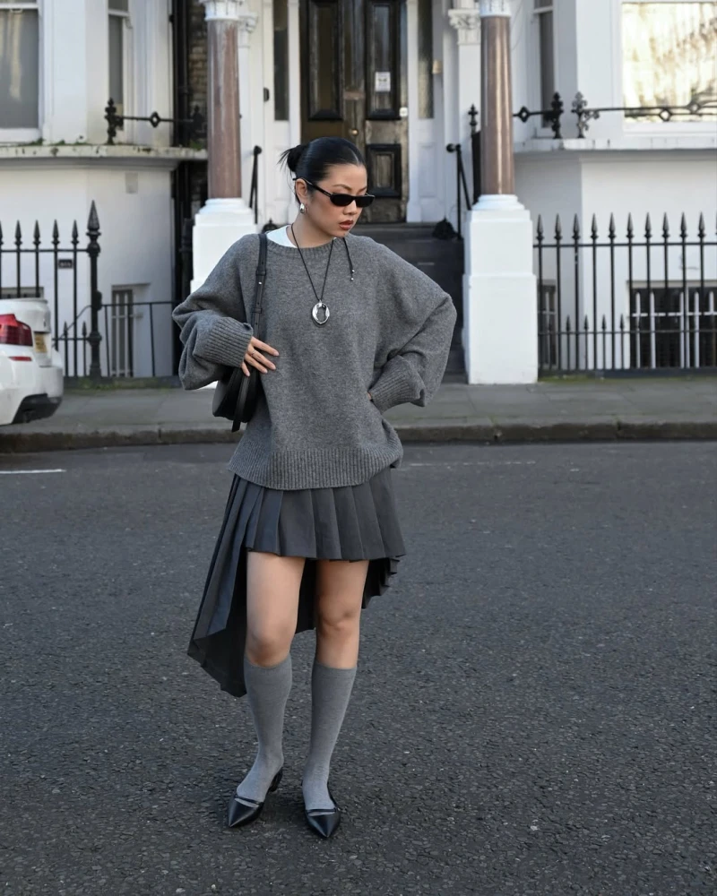 Сірий светр мода