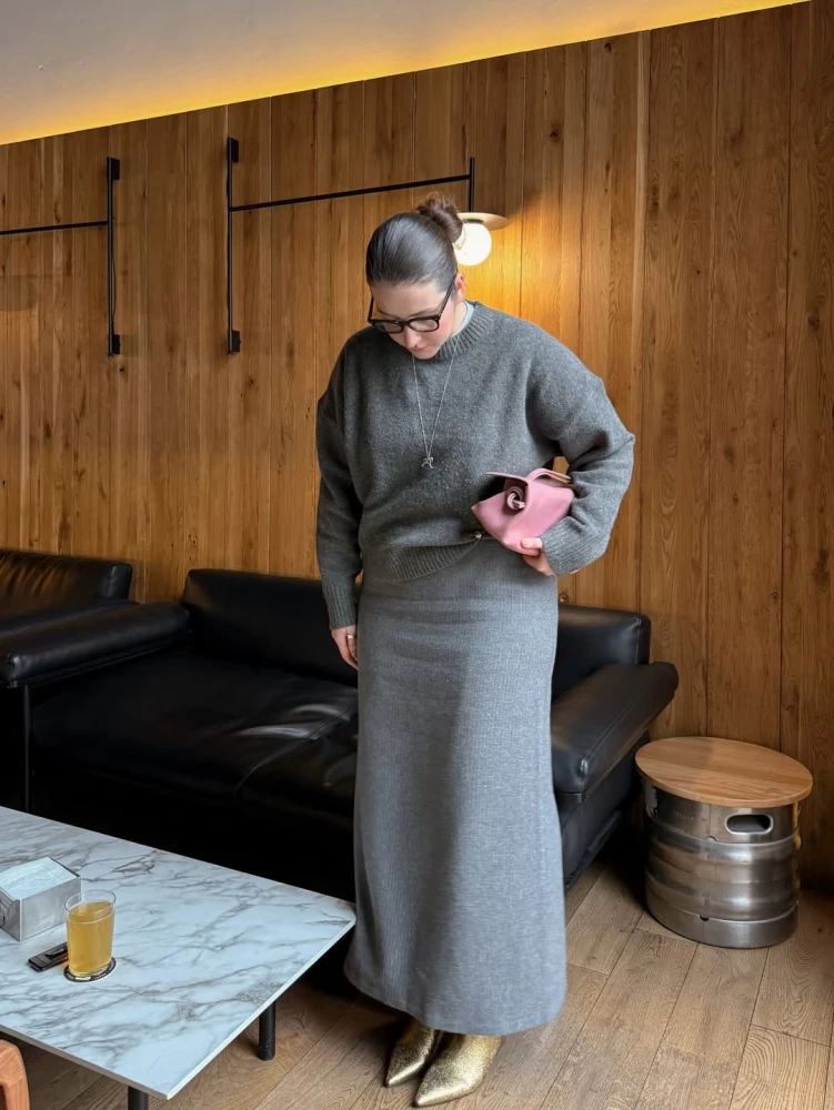 З чим носити сірі светри взимку