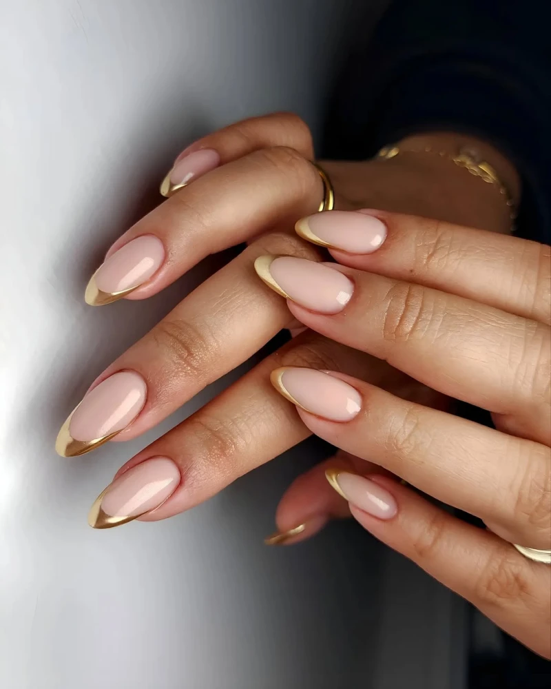 Золотий французький манікюр