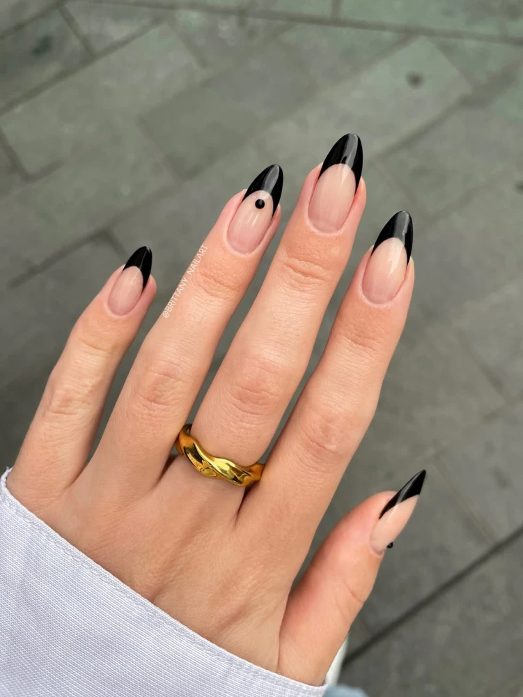 Чорний французький манікюр