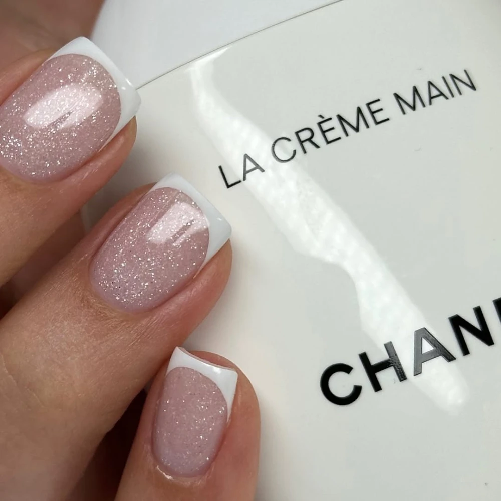 Блискучий французький манікюр