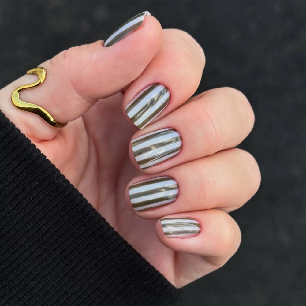 Смугастий манікюр 