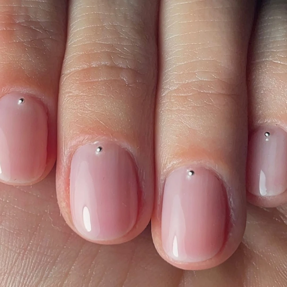 Мінімалістичний манікюр 