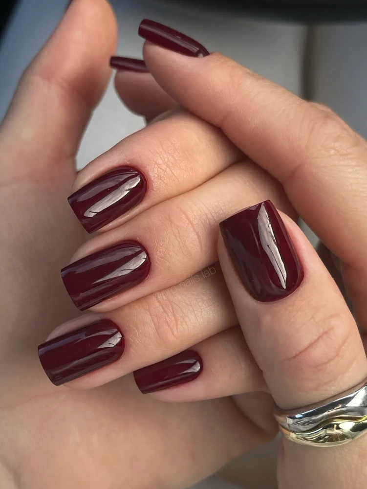 Вишневий манікюр 