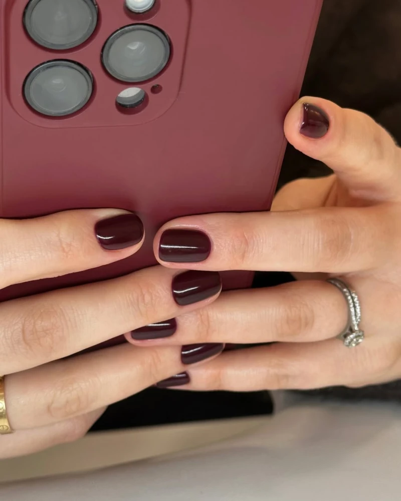 Вишневий манікюр 