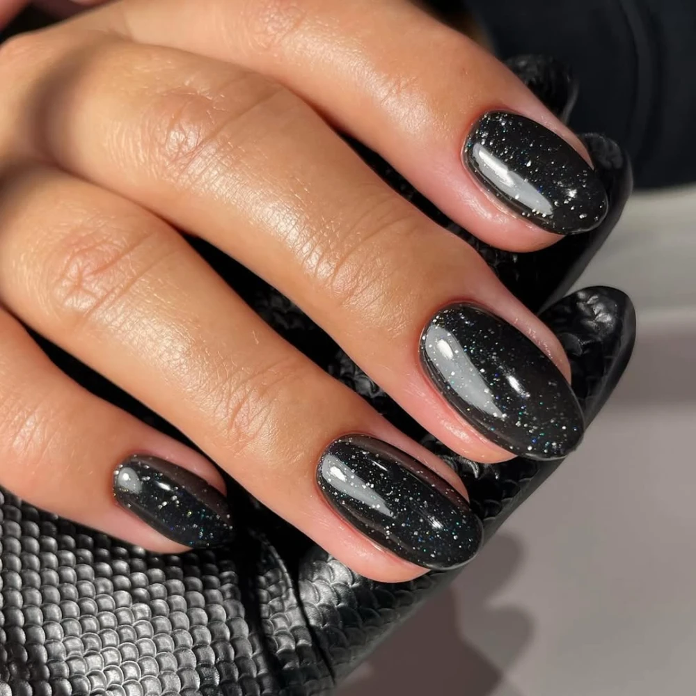 Чорний манікюр 