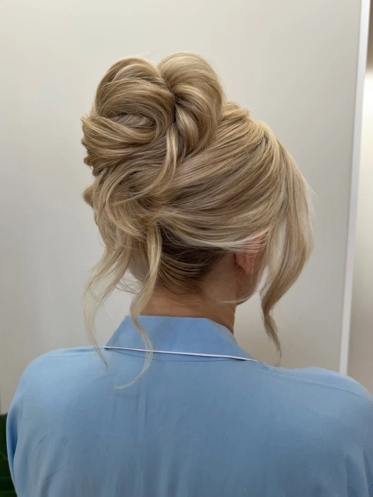 Тренди весільних зачісок 2026