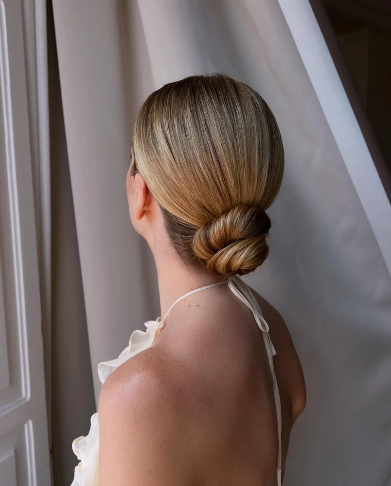 Низький пучок на весілля