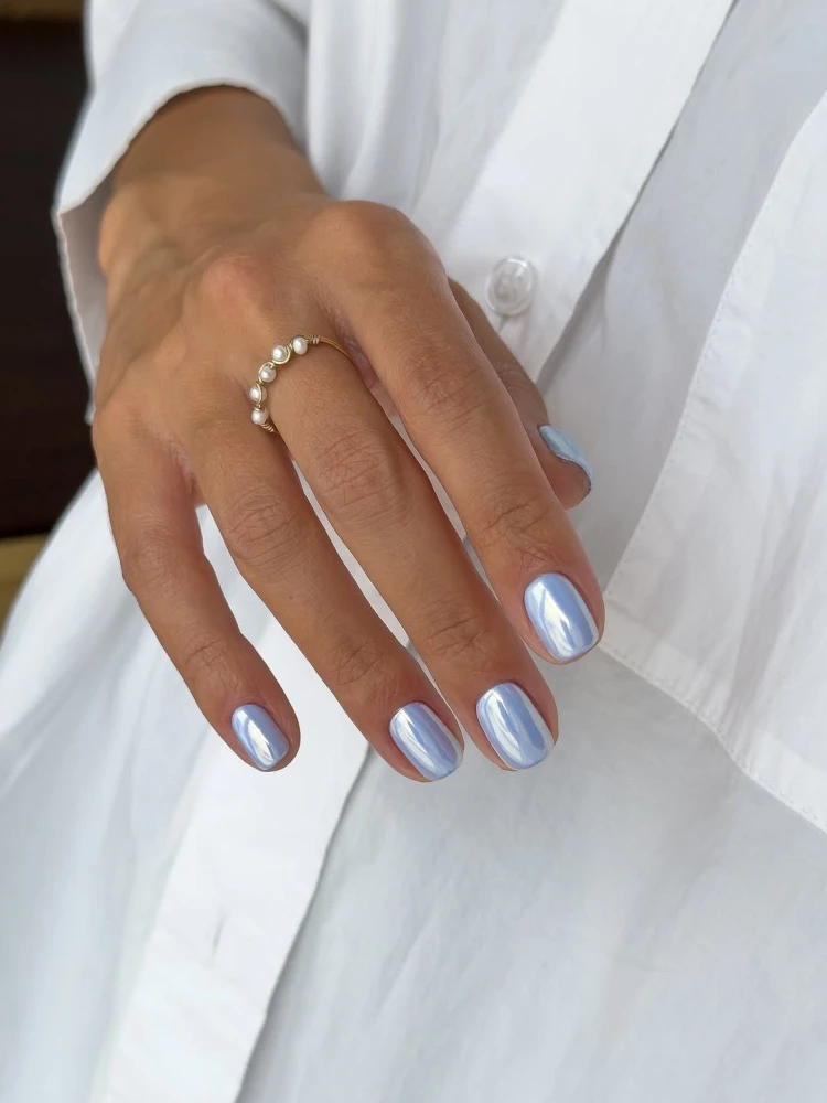 Блакитний манікюр