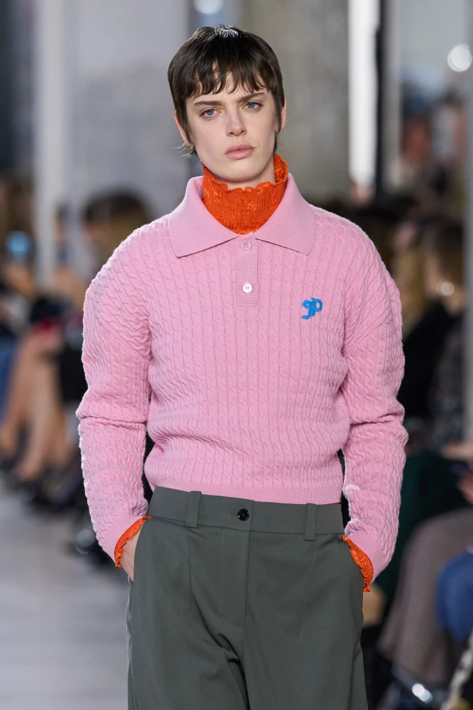 Як модно носити рожевий трикотаж