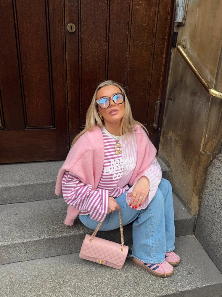 Як стилізувати рожеві светри