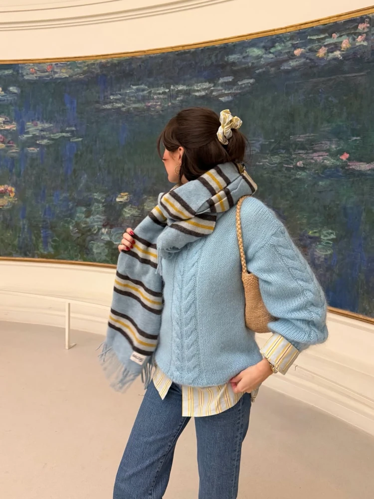 Як стилізувати світло-блакитний одяг