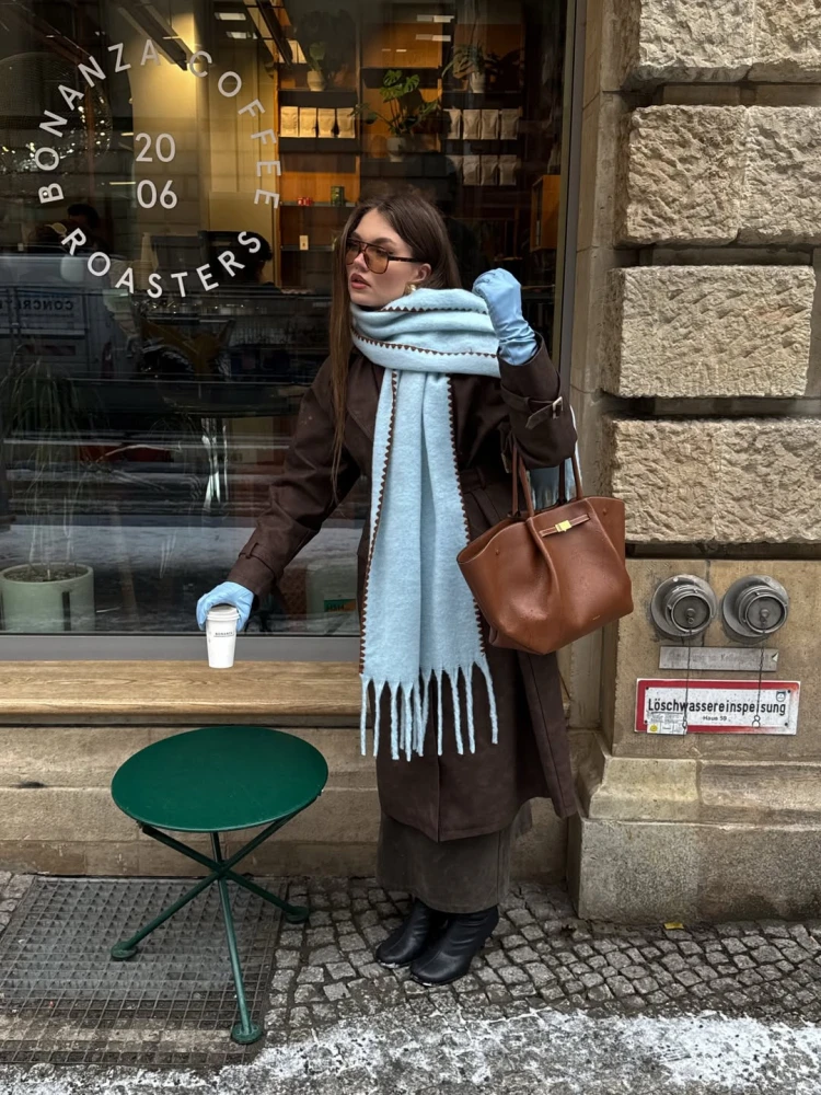 Холодний блакитний колір в луках