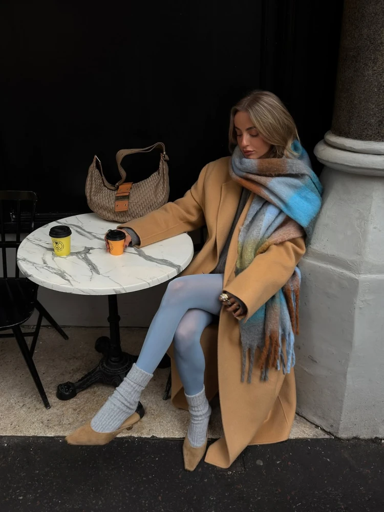 Трендові блакитні колготки