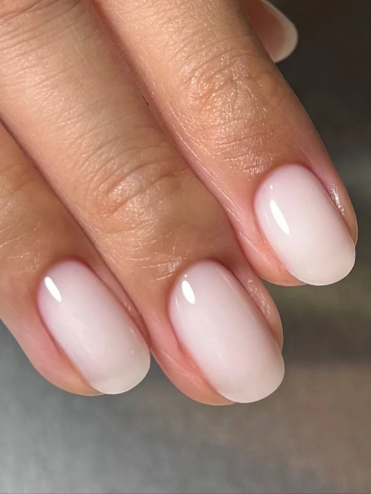 Молочний манікюр 