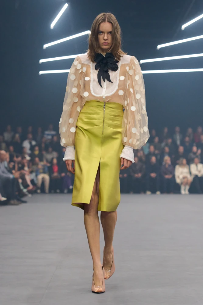 Як носити напівпрозорі сорочки