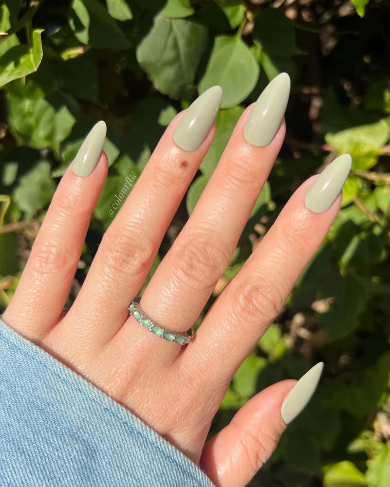 Зелений манікюр