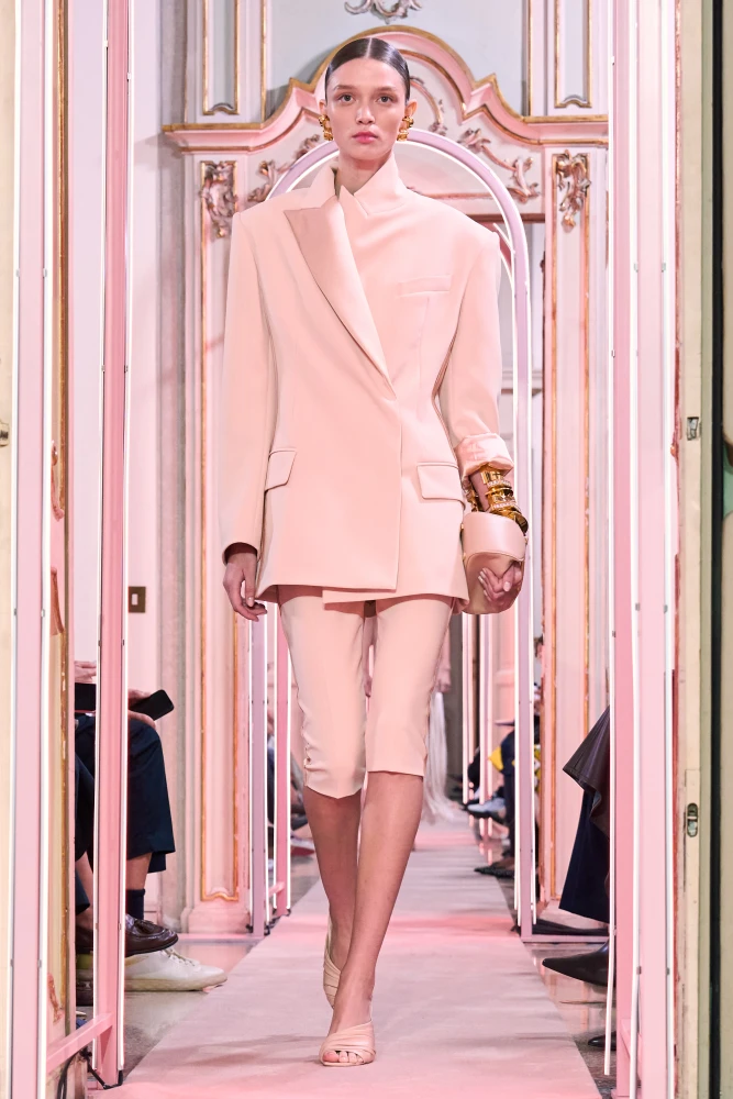 Модний костюм з піджаком