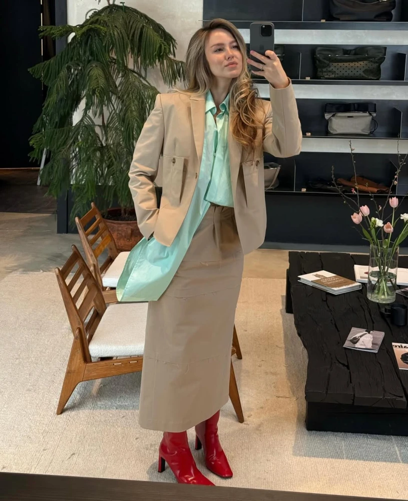 Трендові яскраві чоботи