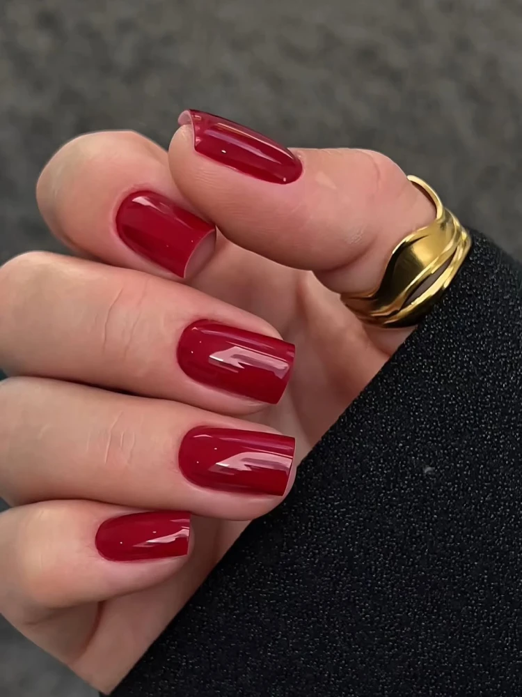 Трендовий червоний манікюр 