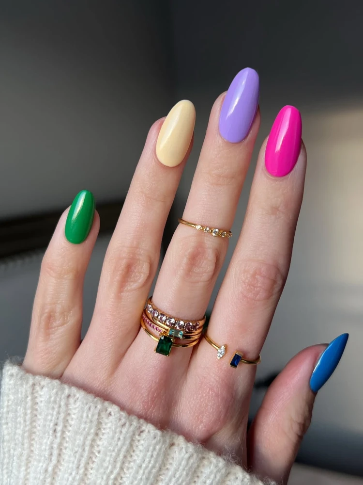 Різнокольоровий манікюр 