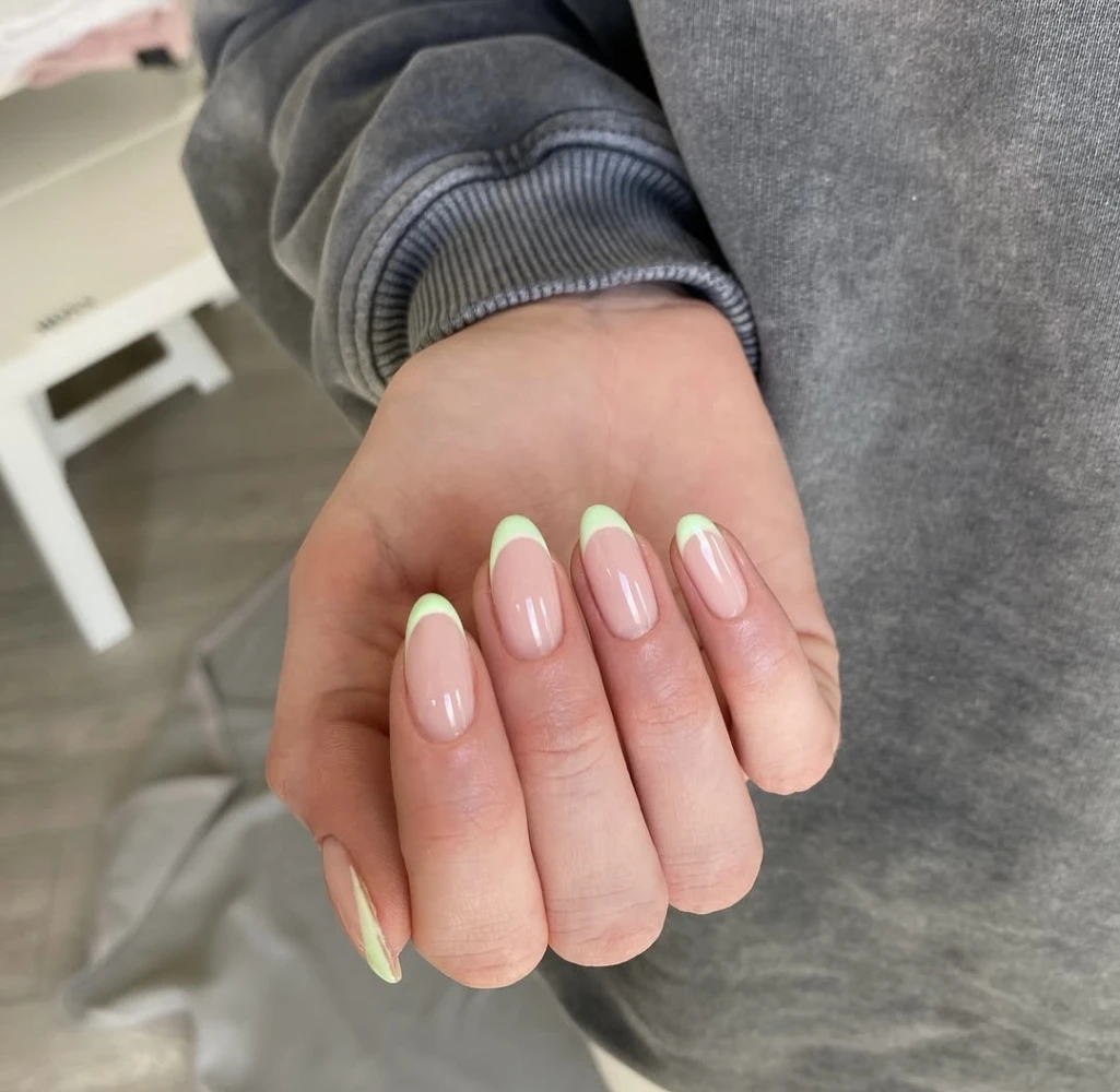 Зелений весняний манікюр 