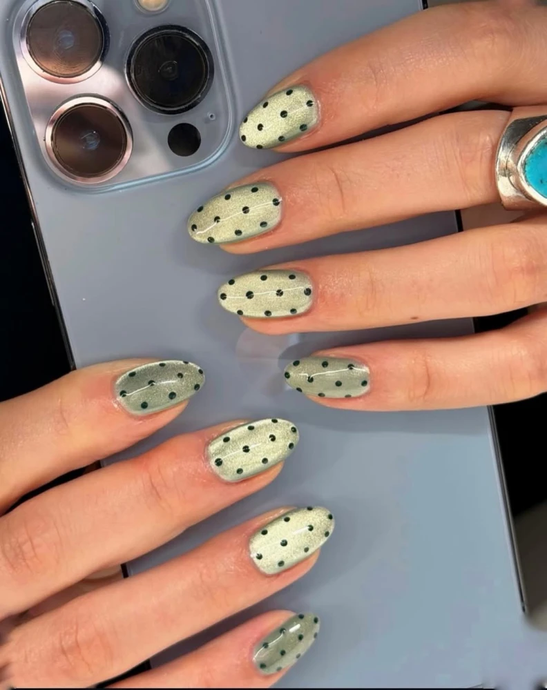 Манікюр з гороховим принтом 