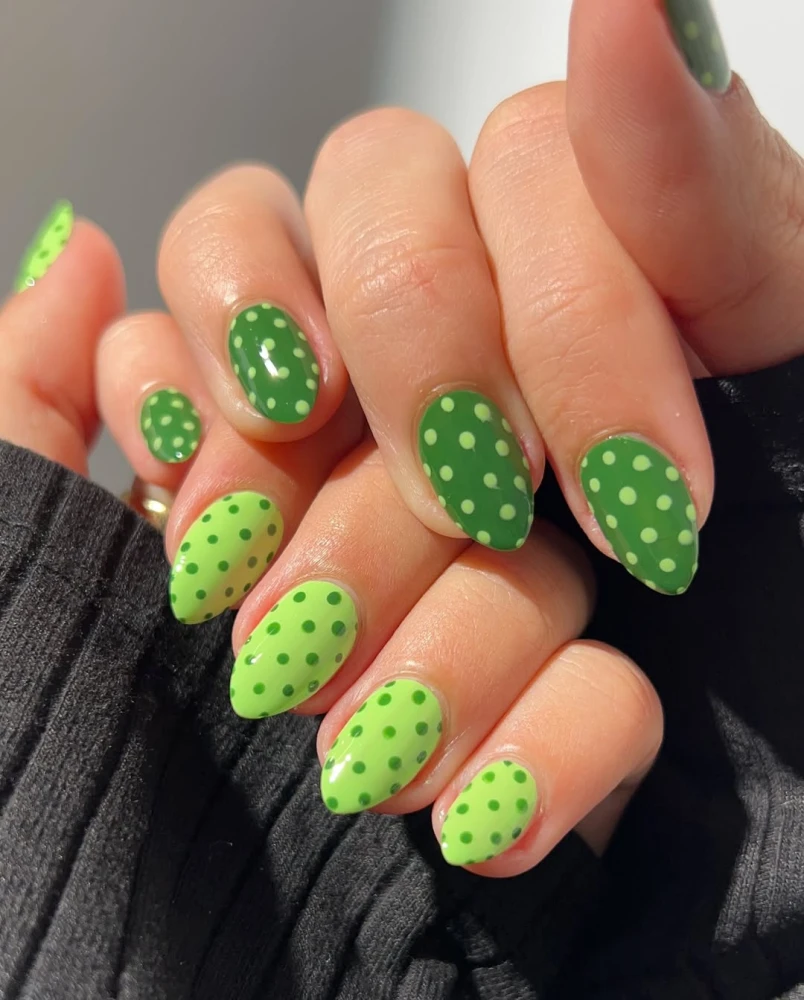 Манікюр з гороховим принтом 