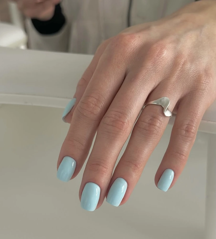 Весняний блакитний манікюр 