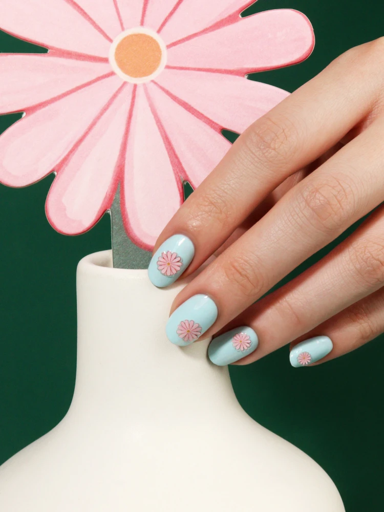 Весняний блакитний манікюр 