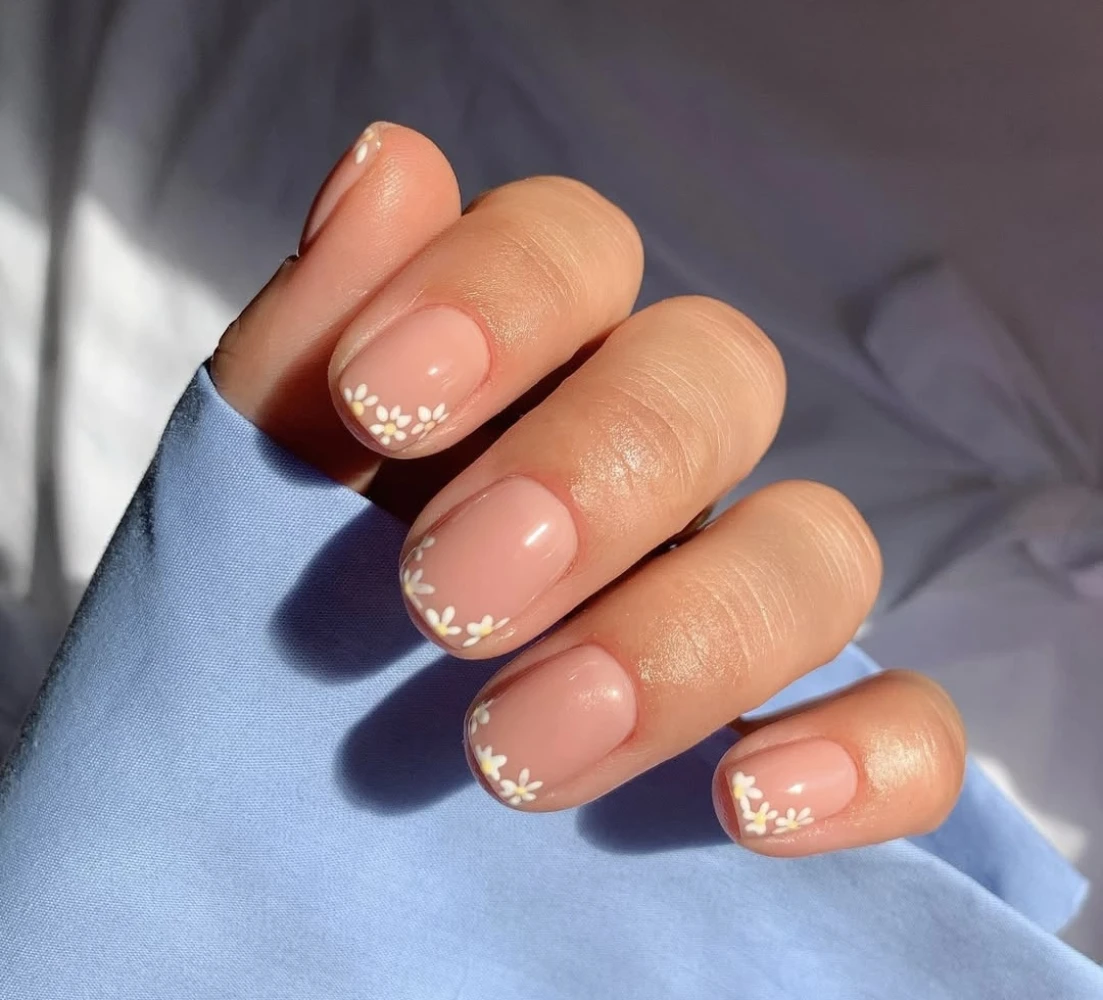 Квітковий французький манікюр 