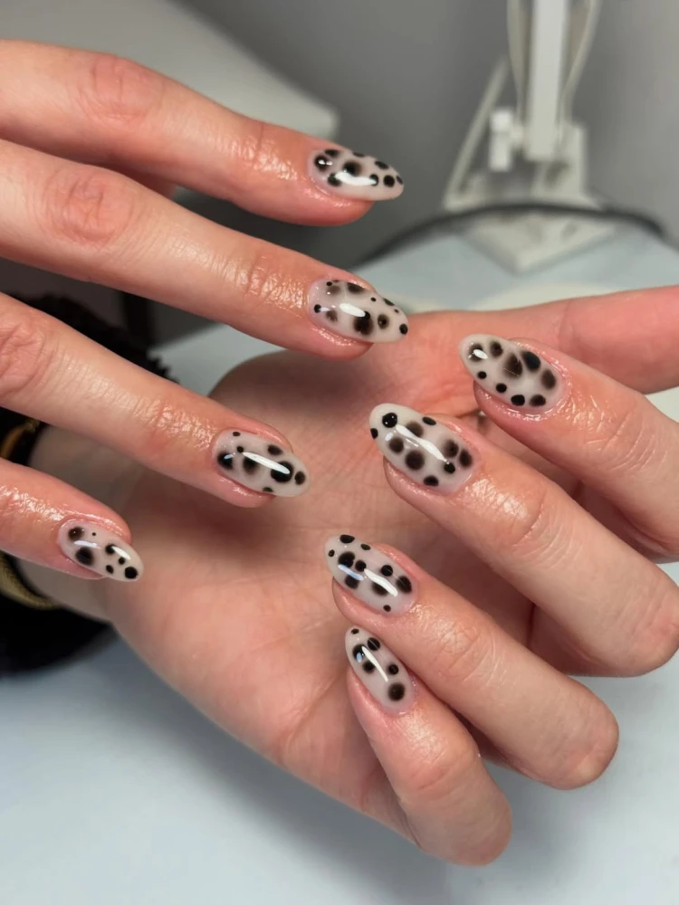 Далматиновий манікюр 