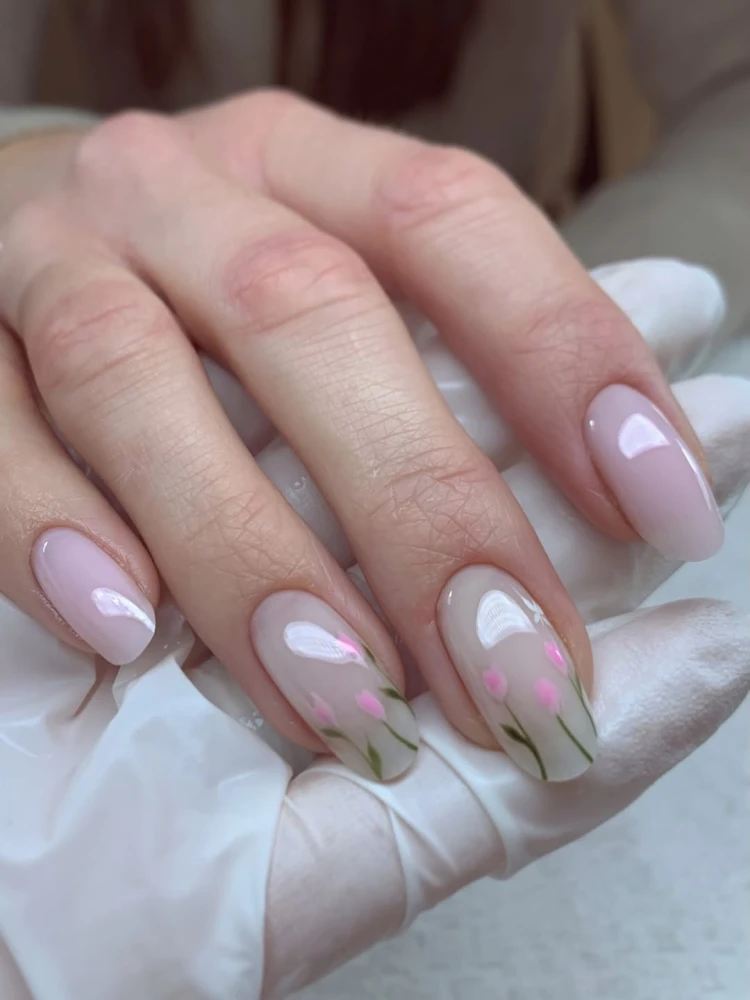 Манікюр із тюльпанами 