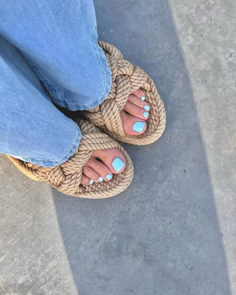 Блакитний педикюр 