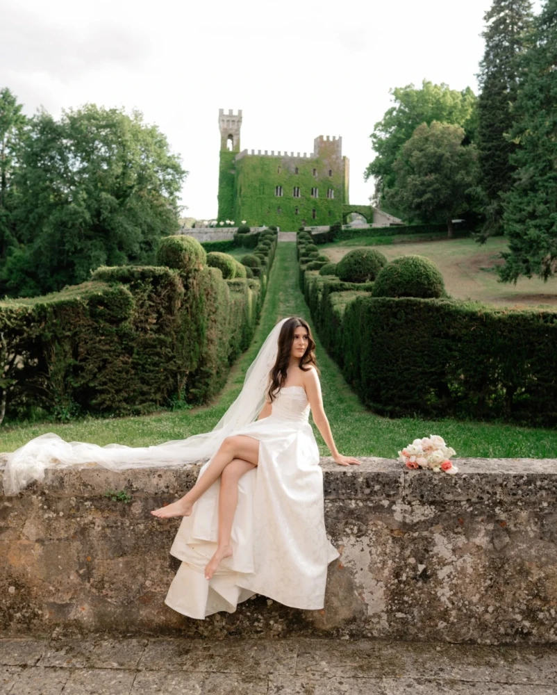 Красива весільна сукня